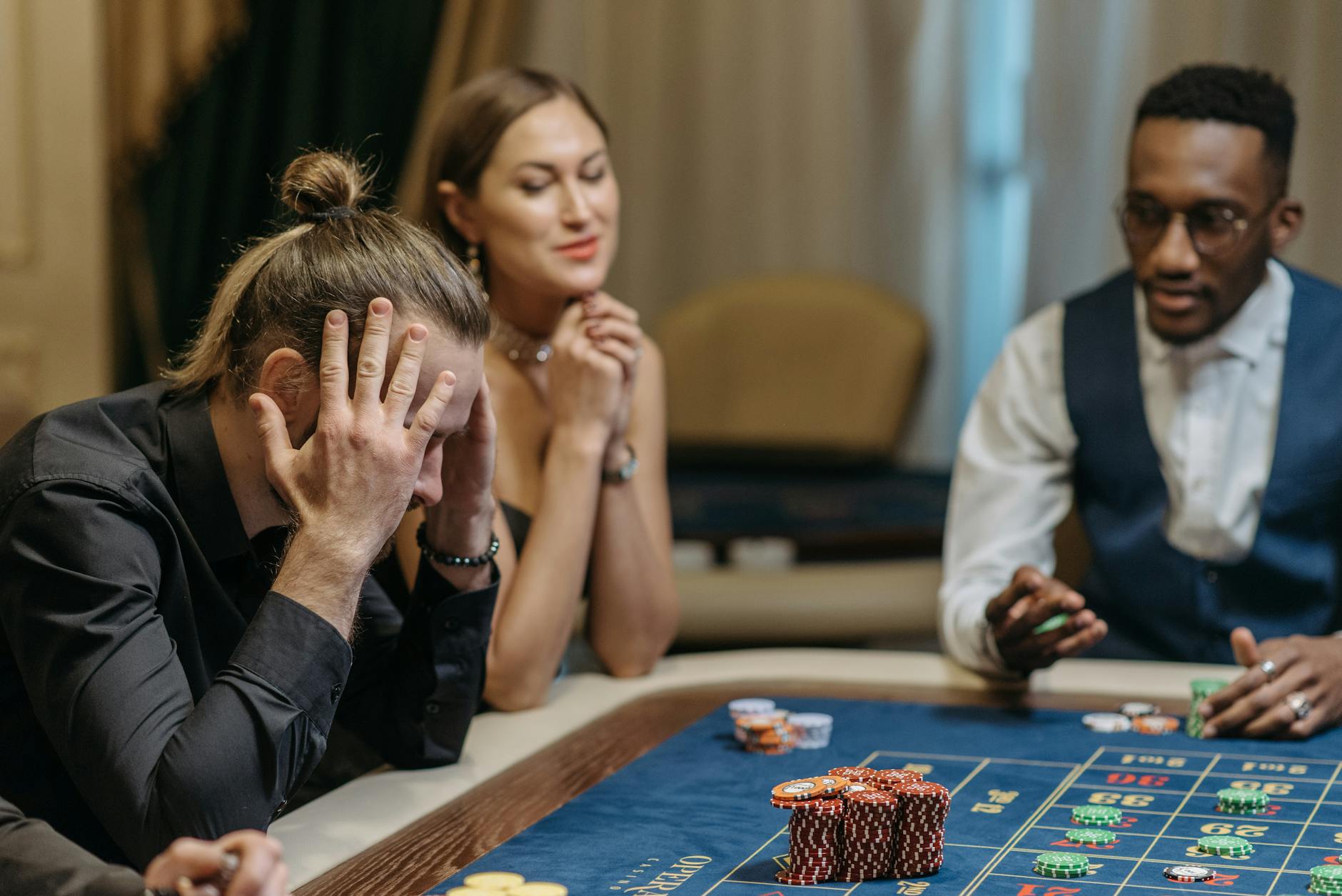 a person loosing his bets in roulette table