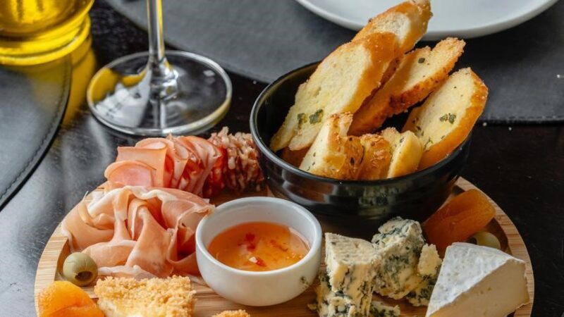 Com atendimento ao público estendido de segunda a domingo, Vinho & Ponto aposta em menu personalizado para as confraternizações