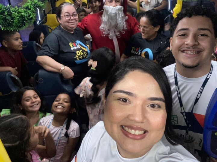 A magia do Natal já contagia as ruas de Caucaia e Fortaleza com a circulação do ônibus iluminado da Empresa Vitória