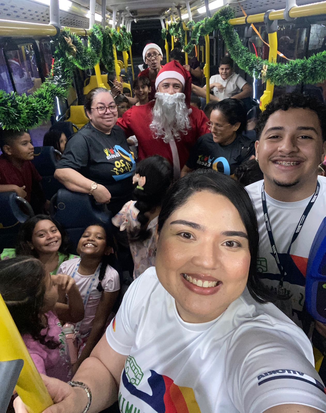 A magia do Natal já contagia as ruas de Caucaia e Fortaleza com a circulação do ônibus iluminado da Empresa Vitória