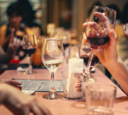 Sexta-feira Perde o Brilho: Mudanças no Lazer dos Brasileiros Refletem Cansaço e Custos Elevados