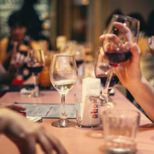 Sexta-feira Perde o Brilho: Mudanças no Lazer dos Brasileiros Refletem Cansaço e Custos Elevados