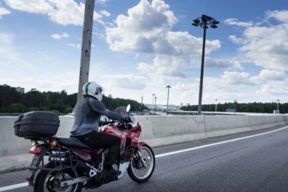 Moura lista erros na manutenção da bateria para motos