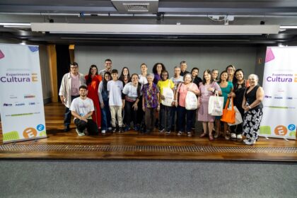 Aos 94 anos, idosa lança livro após experiência com IA e VR