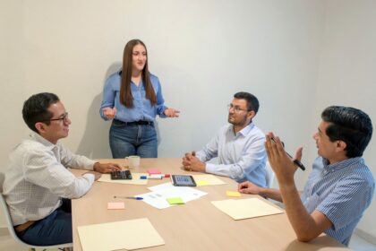 Escassez de talentos mantém pressão no mercado de trabalho