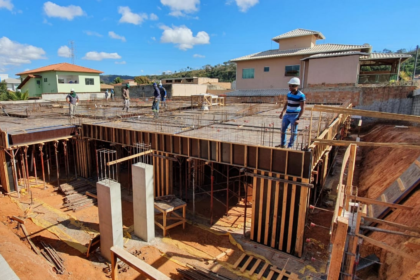 Especialista fala sobre juros altos, moradia e saneamento