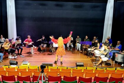 Espreme a Pitanga estreia temporada com maestrina drag