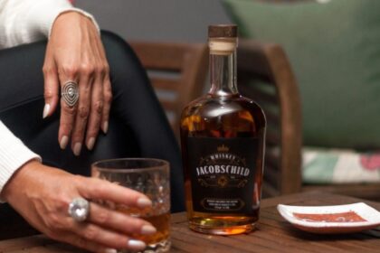 Licor de whiskey americano chega ao mercado brasileiro