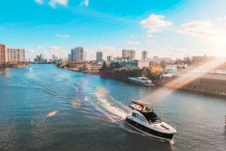 Agência oferece passeios de barco para turistas em Miami