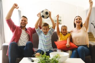 Cartão de TODOS populariza álbum de figurinhas da Copa