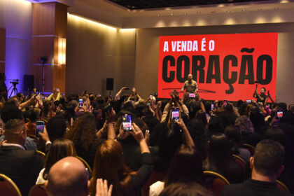 Empresas ampliam investimentos em treinamento de vendas