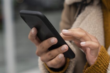Por que os brasileiros estão adiando a compra de smartphones
