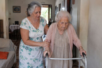 Filhos idosos enfrentam desafios ao cuidar de pais superidos