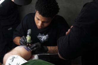 Brasileiro transforma realismo e memória em arte na pele