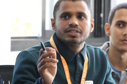 engaged university students in seminar discussion