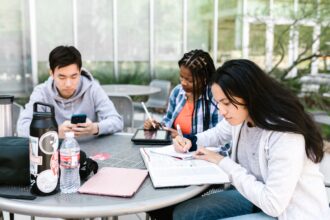Wizard e Escola da Nuvem unem forças para capacitar jovens