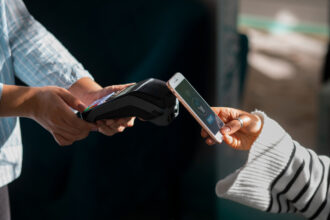 Pix e parcelamento influenciam compras fora do Brasil