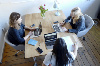 Home office recua e presencial predomina, aponta IBGE