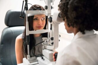 Dia da Menopausa: 6 em cada 10 mulheres sofrem com olho seco