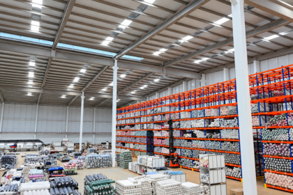 Juros altos: retrofit com luz natural reduz custo industrial