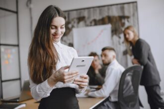 IA avança nas empresas brasileiras, uso em RH ainda é baixo